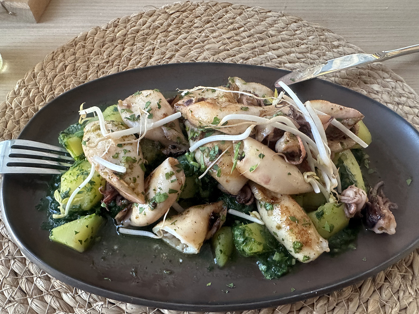 Gegrillte Calamari mit Mangoldkartoffeln/Grilled calamari with chard potatoes